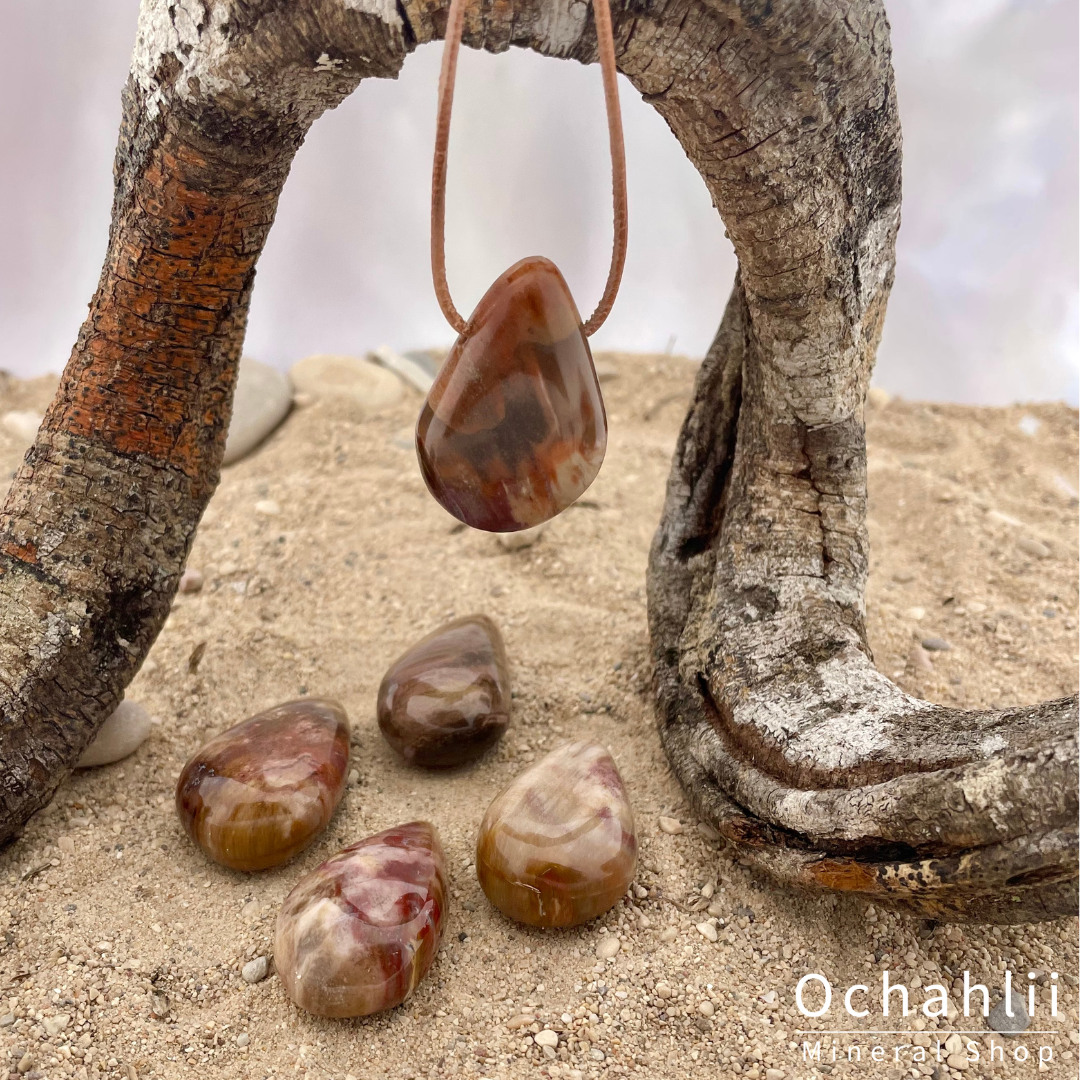 Colgante de madera petrificada