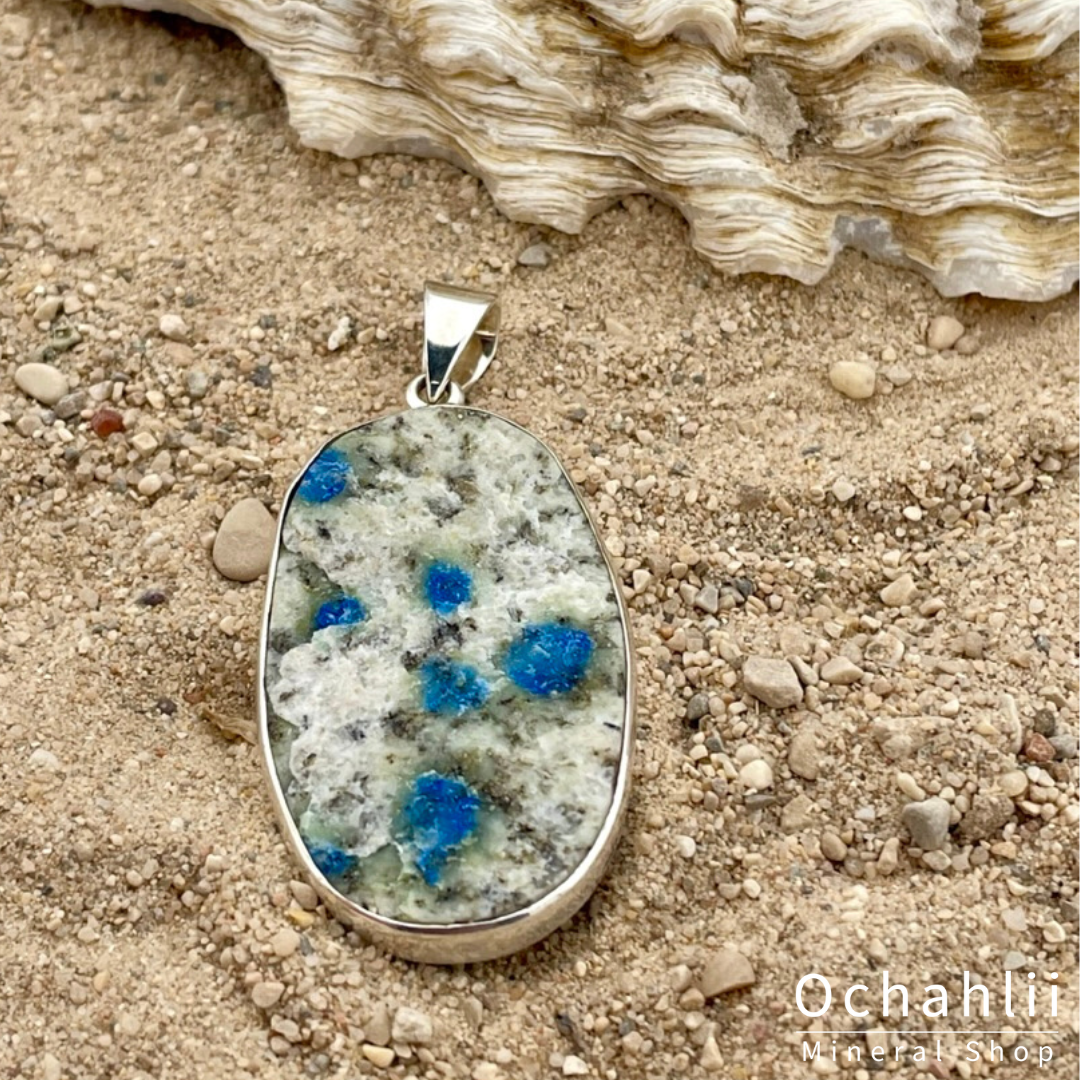 Pendentif en argent brut K2 (Azurite sur granit)
