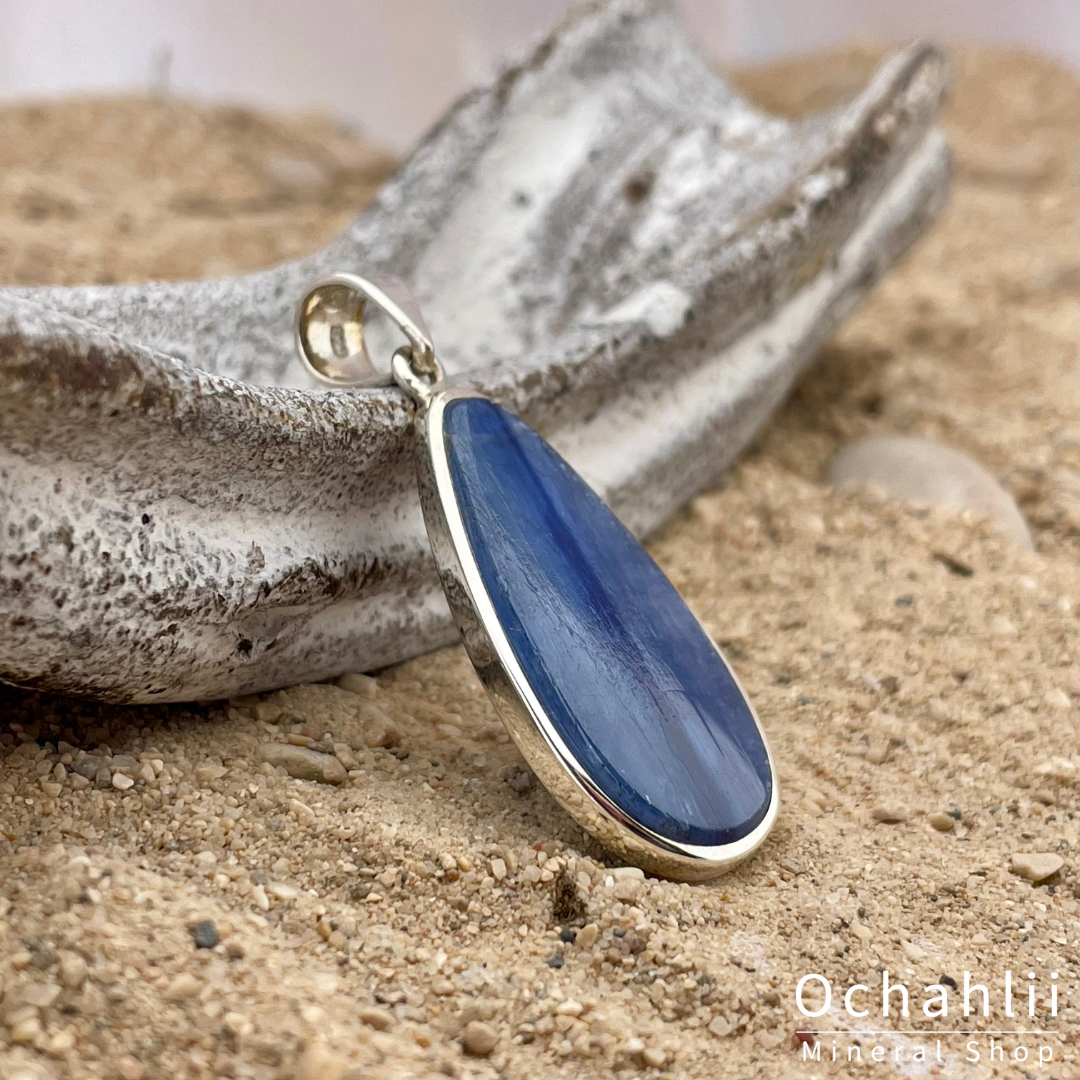 Colgante de cianita (cianita-distinta) plateado