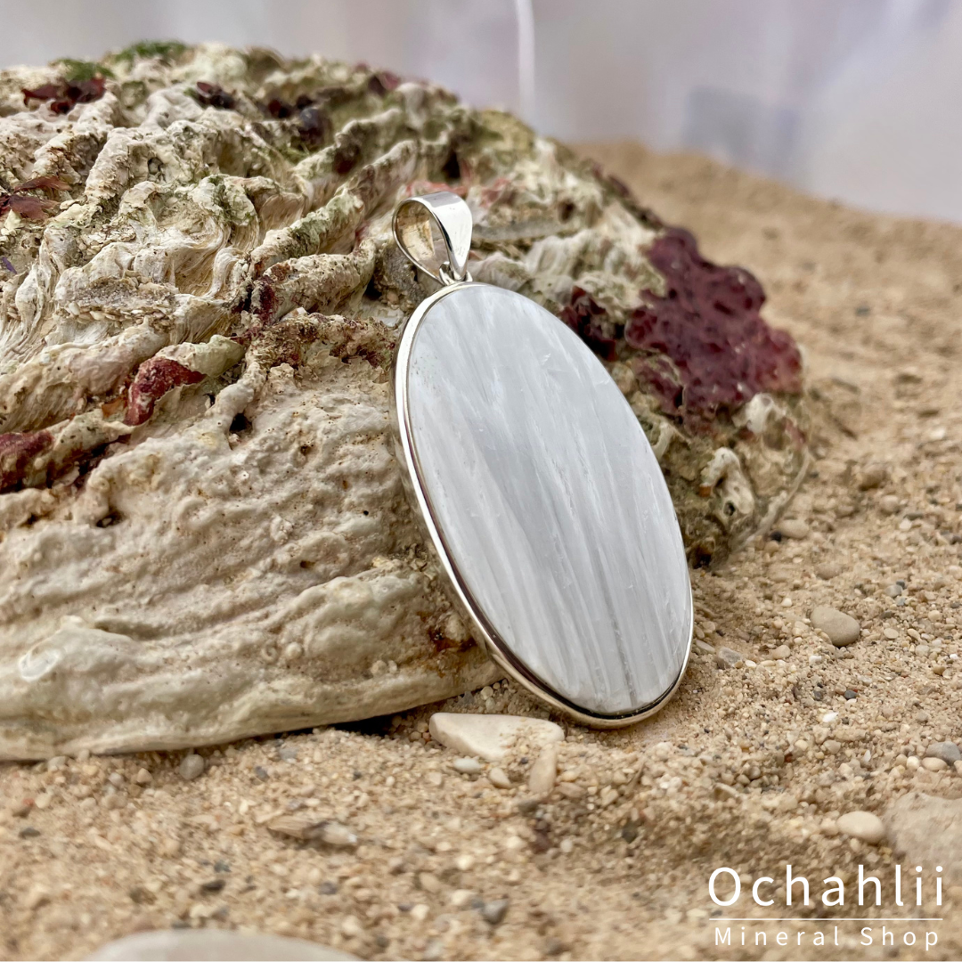 Scoleciet wit zilveren hanger