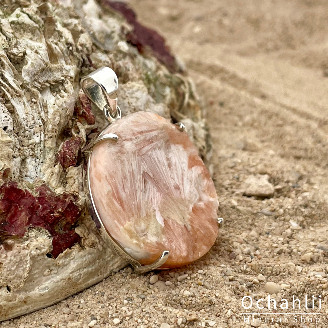 Colgante de plata rugosa con scolecita rosa