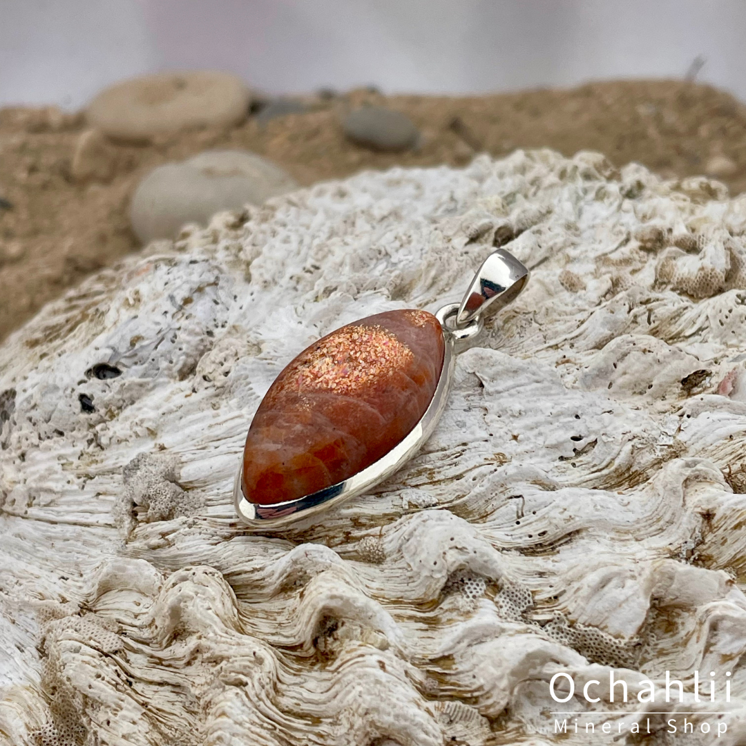 Colgante de piedra solar plateado