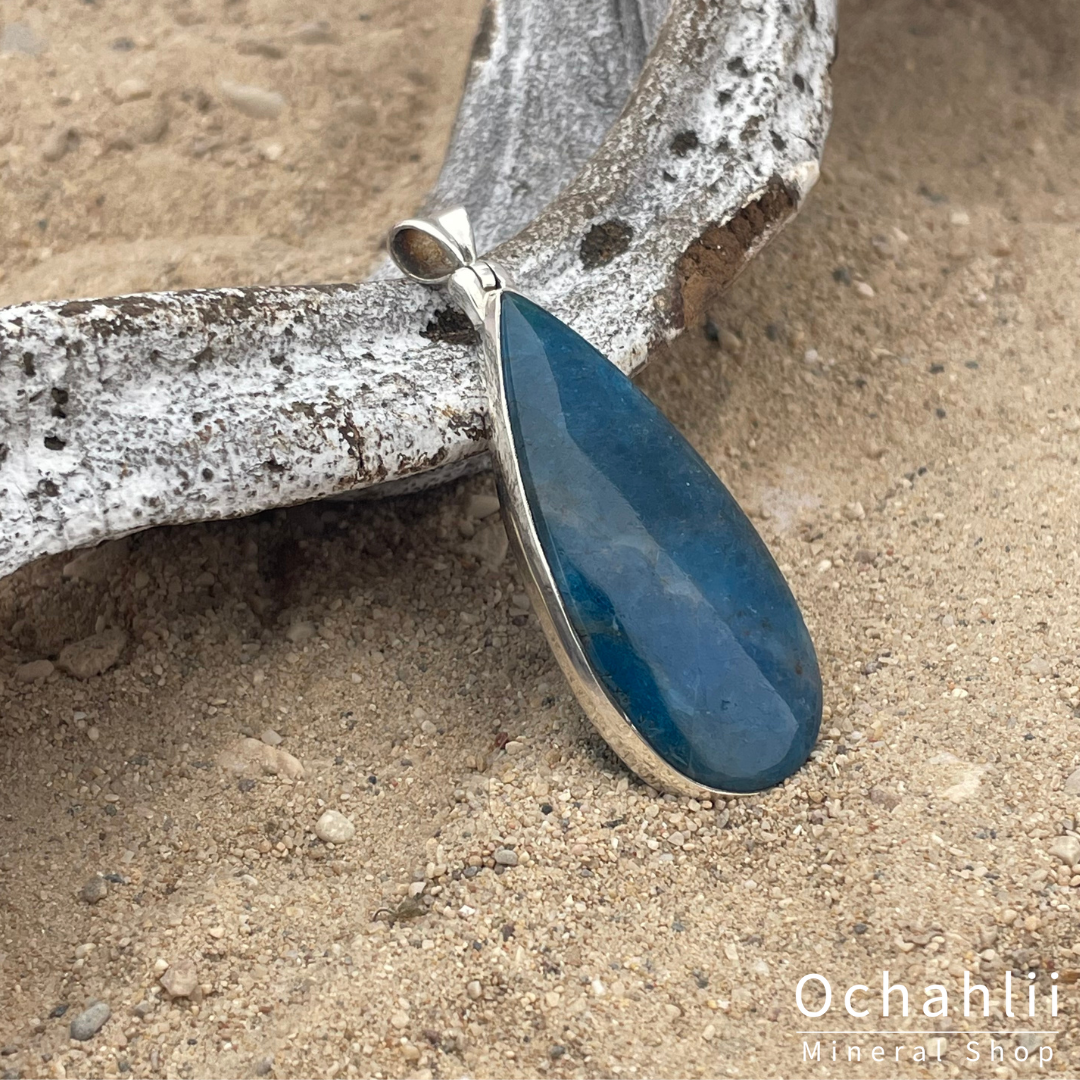 Colgante de apatito plateado