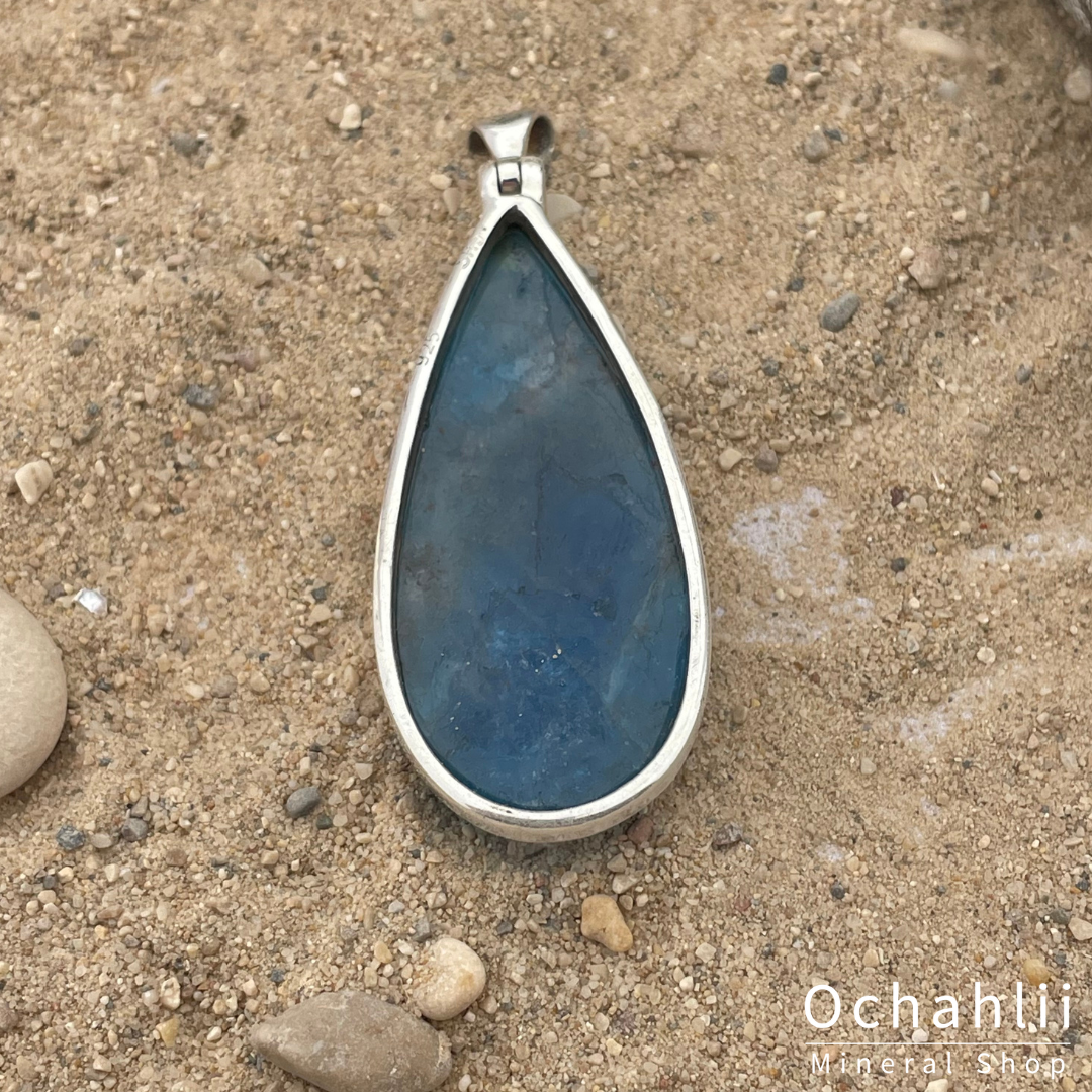 Colgante de apatito plateado