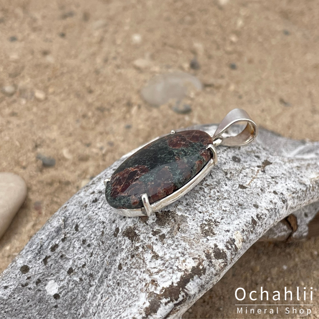 Garnet silver pendant