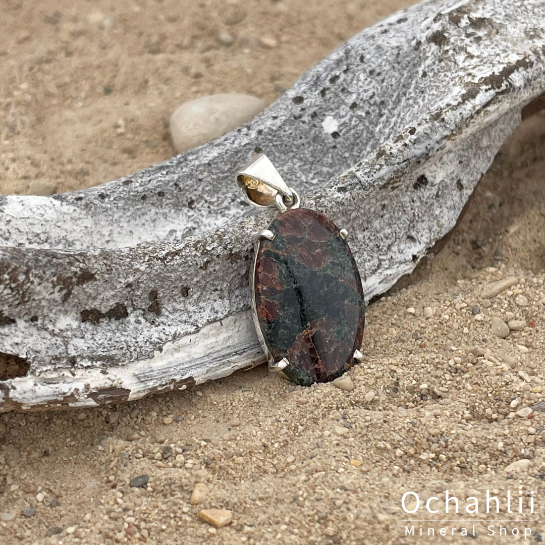 Garnet silver pendant