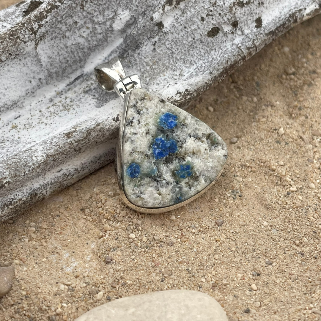 Pendentif en argent brut K2 (Azurite sur granit)