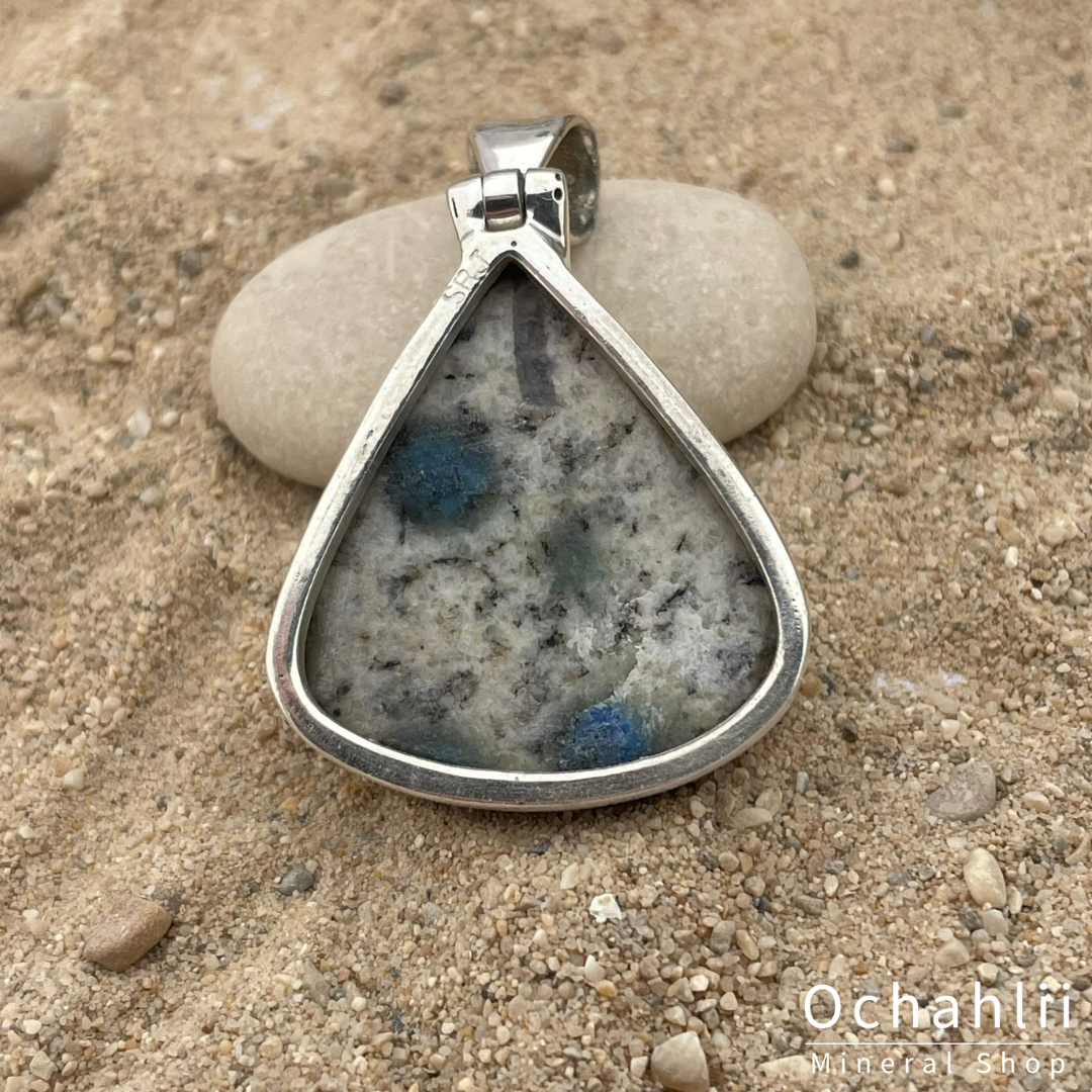 Pendentif en argent brut K2 (Azurite sur granit)
