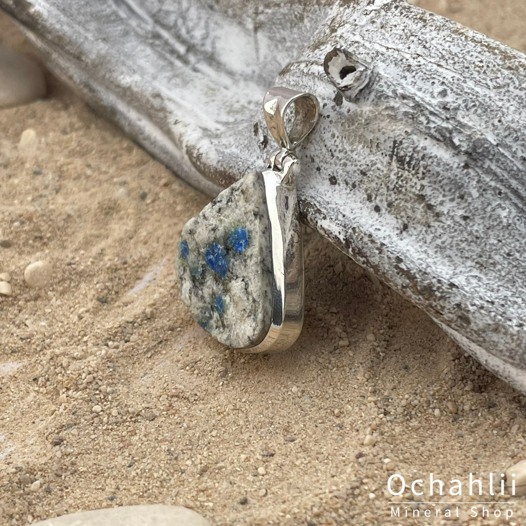Pendentif en argent brut K2 (Azurite sur granit)