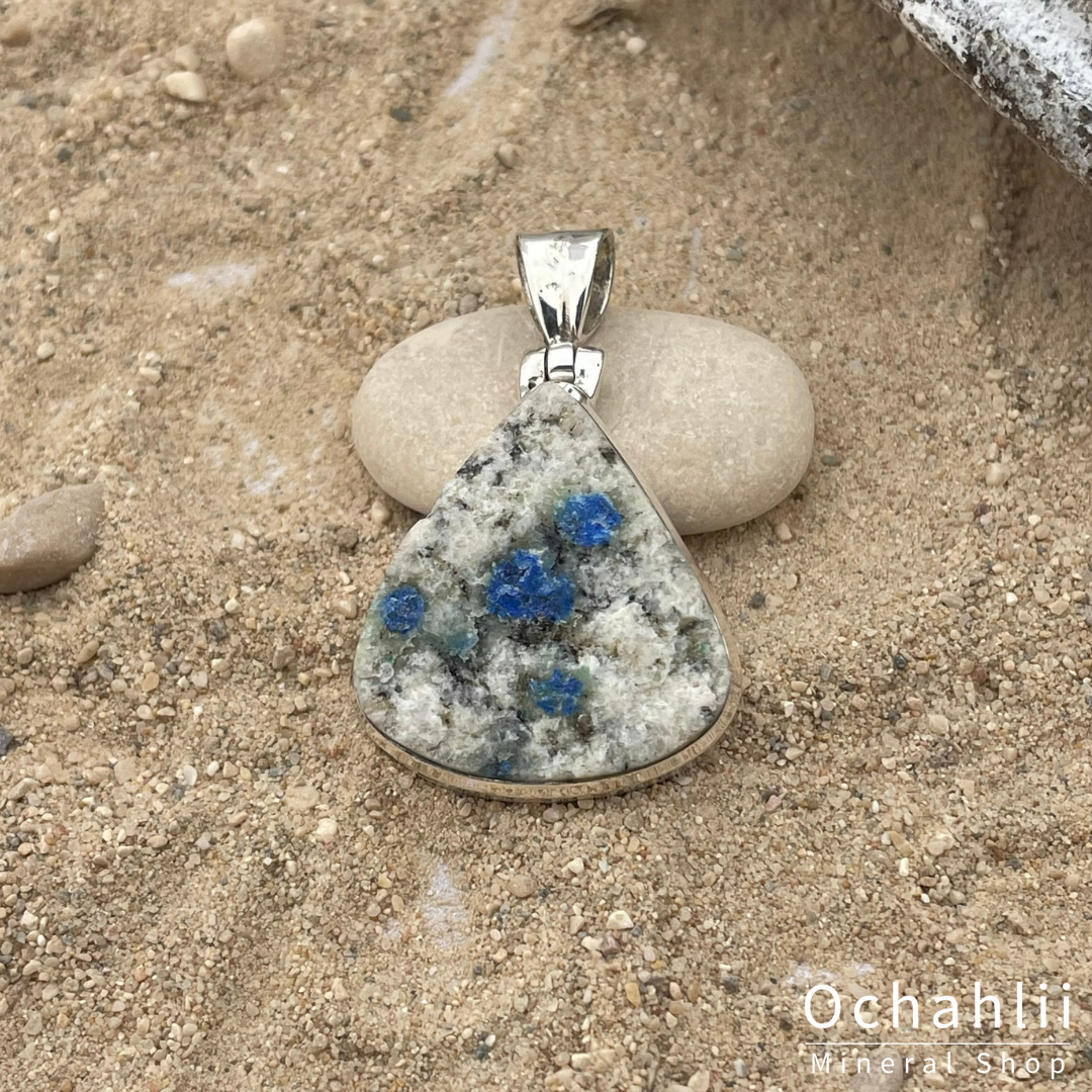 Pendentif en argent brut K2 (Azurite sur granit)