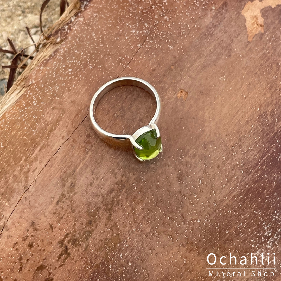 Peridot silver ring size 56
