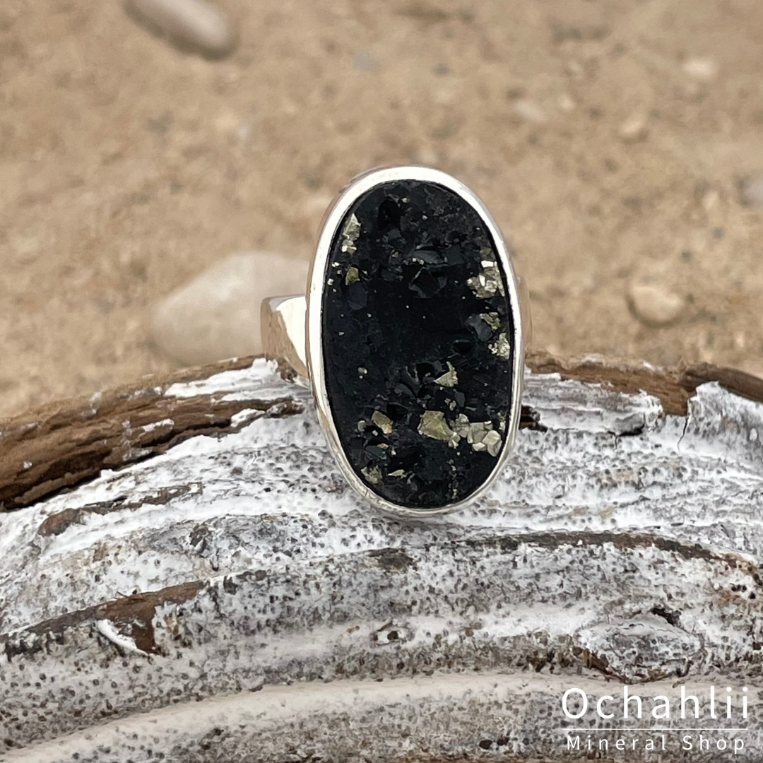 Anillo de plata con pirita sobre pizarra tamaño 62