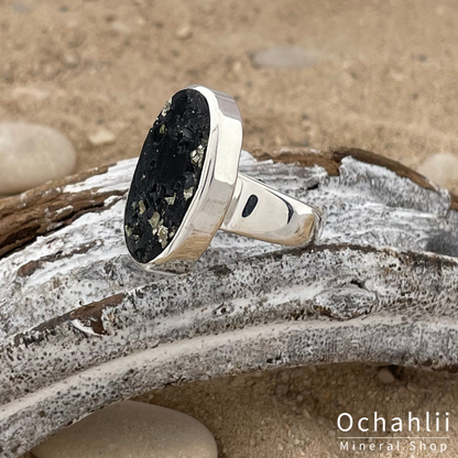 Anillo de plata con pirita sobre pizarra tamaño 62