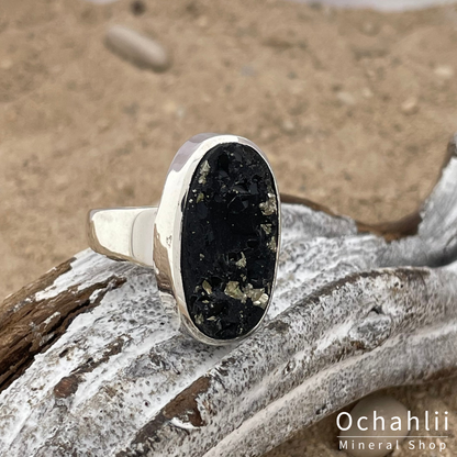 Anillo de plata con pirita sobre pizarra tamaño 62