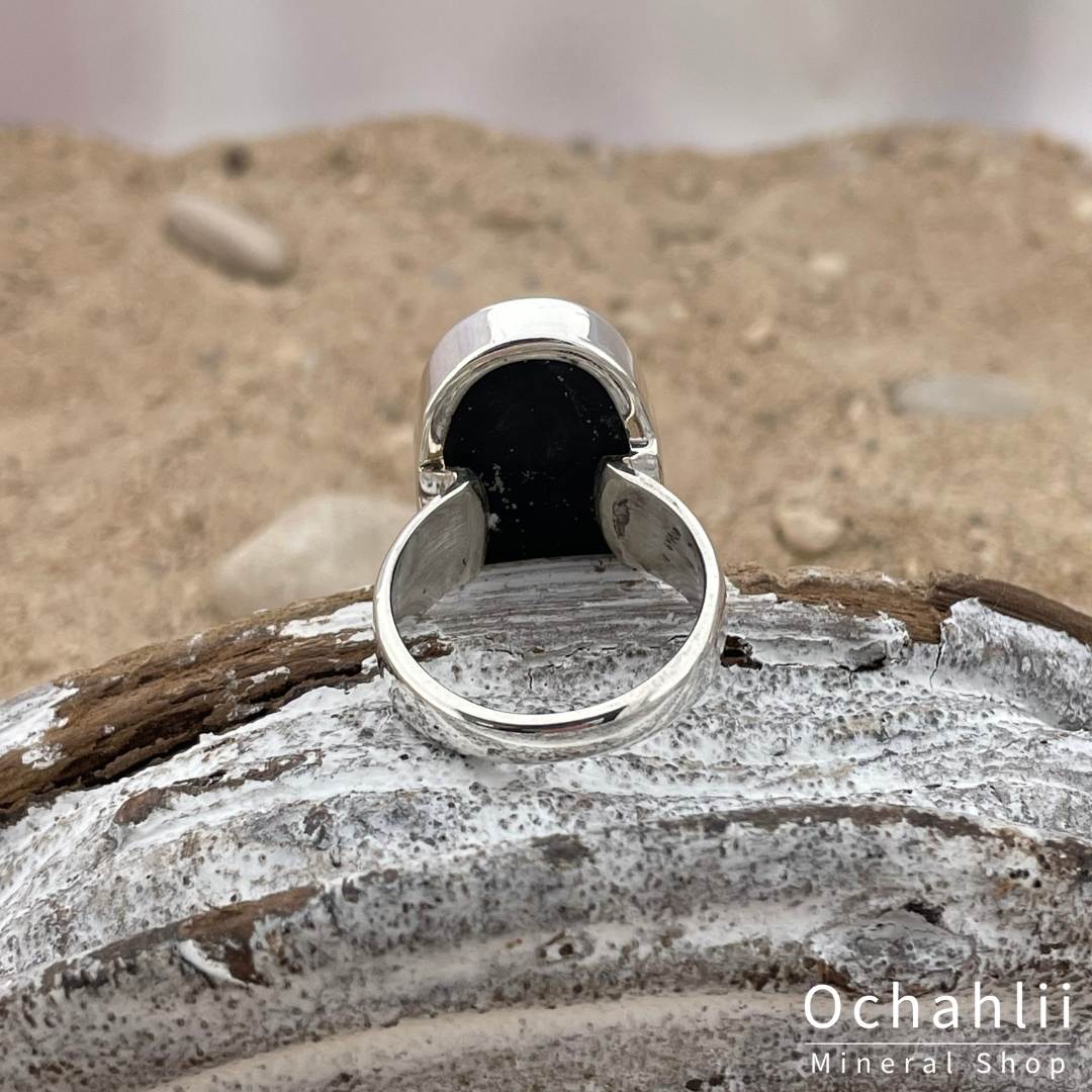 Anillo de plata con pirita sobre pizarra tamaño 62