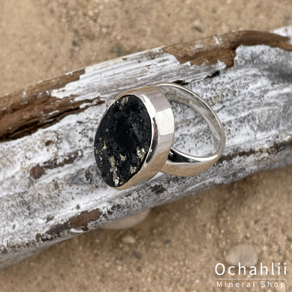 Anillo de plata con pirita sobre pizarra tamaño 62