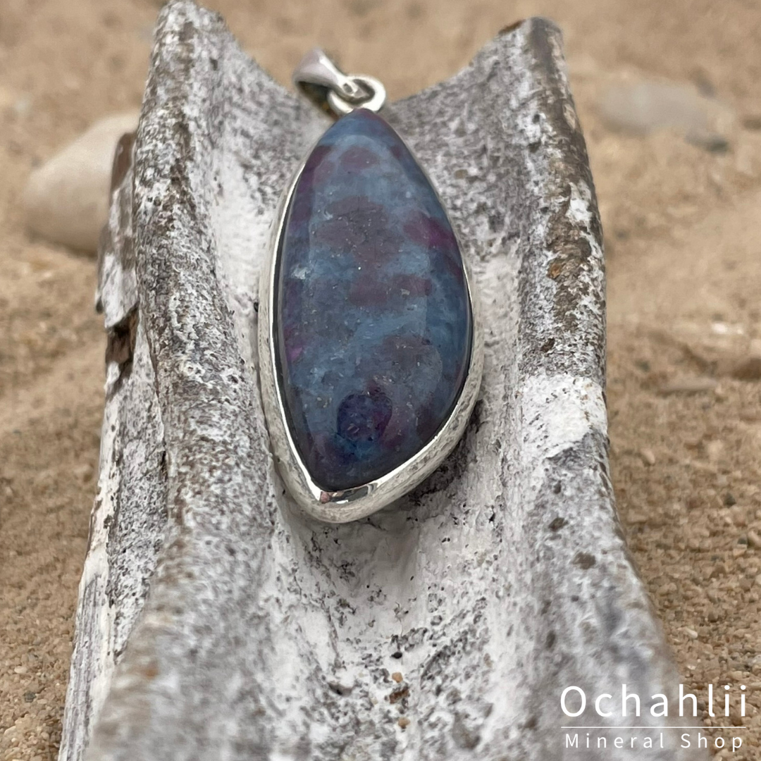 Rubí en distina colgante de plata