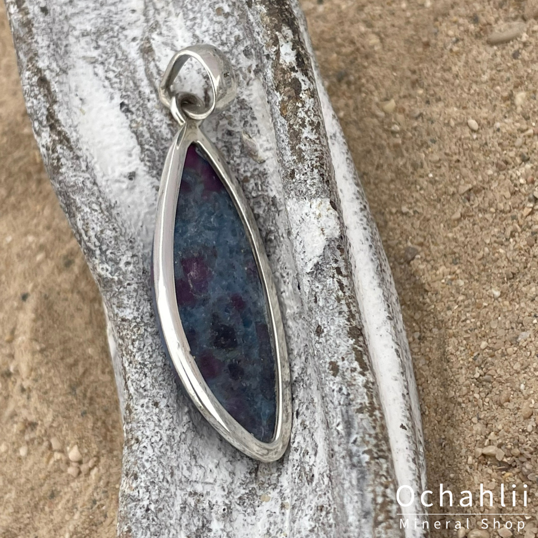 Rubí en distina colgante de plata