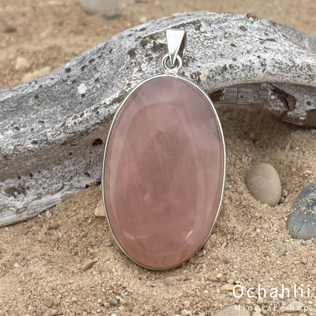 Rozekwarts zilveren hanger