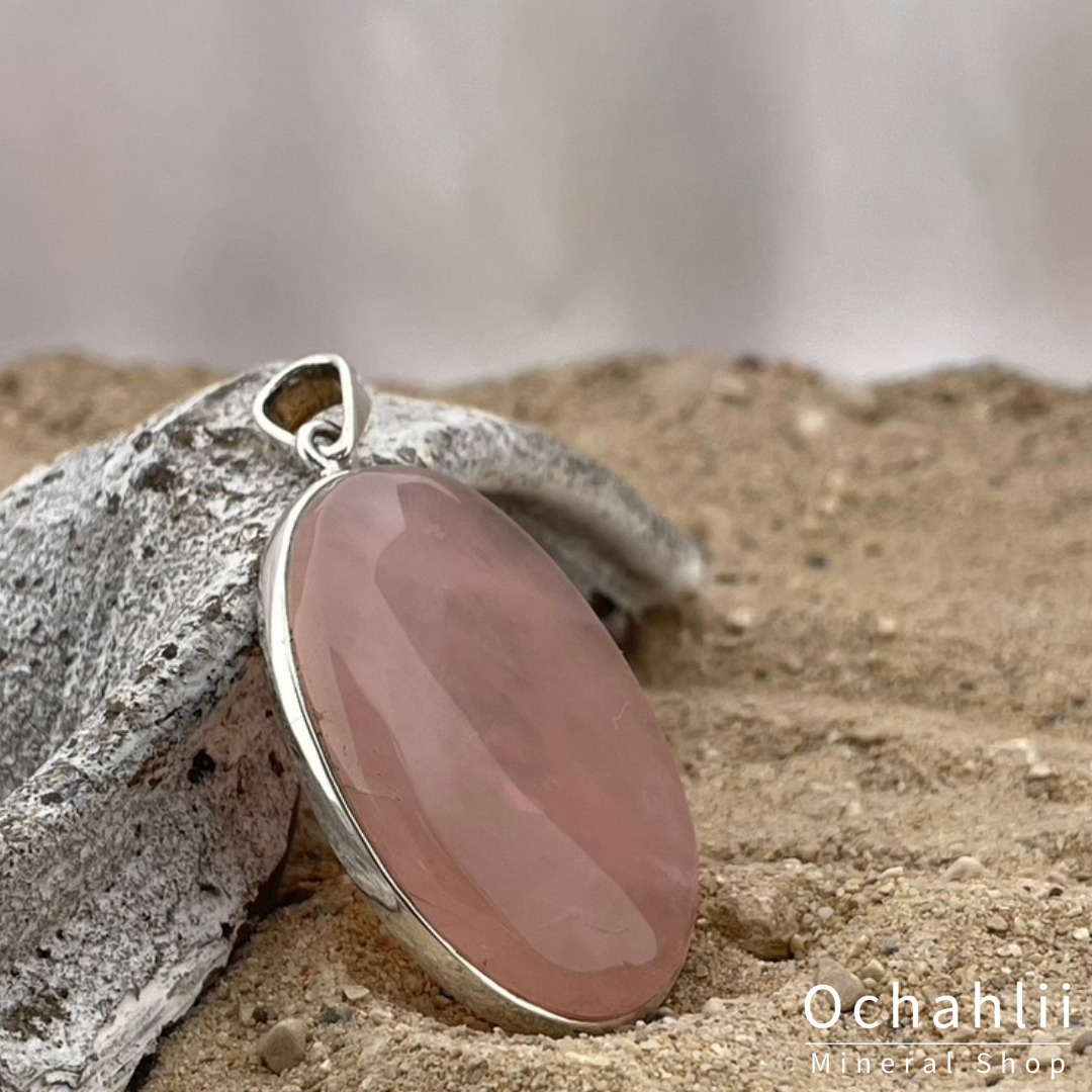 Rozekwarts zilveren hanger