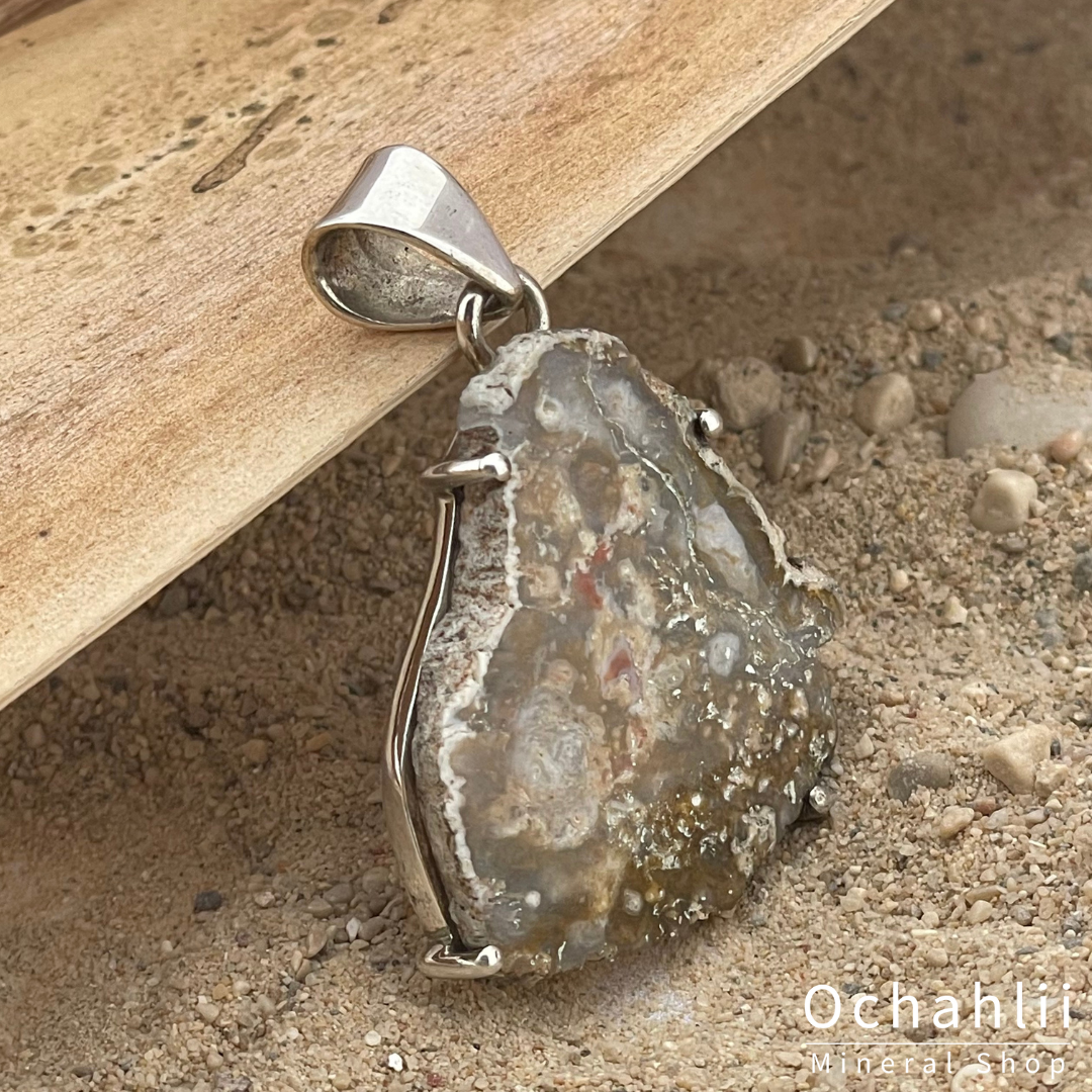 Colgante de madera petrificada de plata