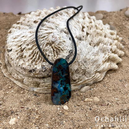 boulder opaal hanger aan rubber touw