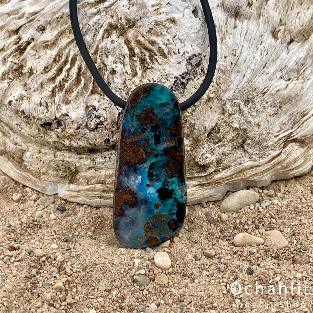 boulder opaal hanger aan rubber touw