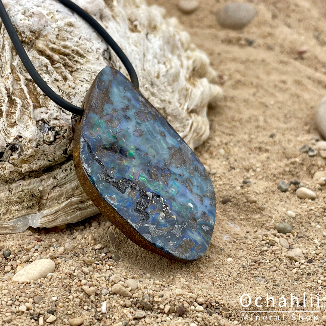 boulder opaal hanger aan rubber touw