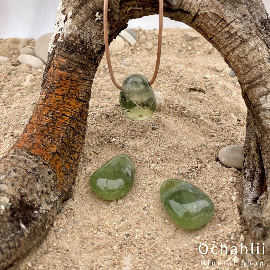 Pendentif percé en préhnite