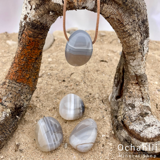 Colgante de ágata gris con rayas perforadas