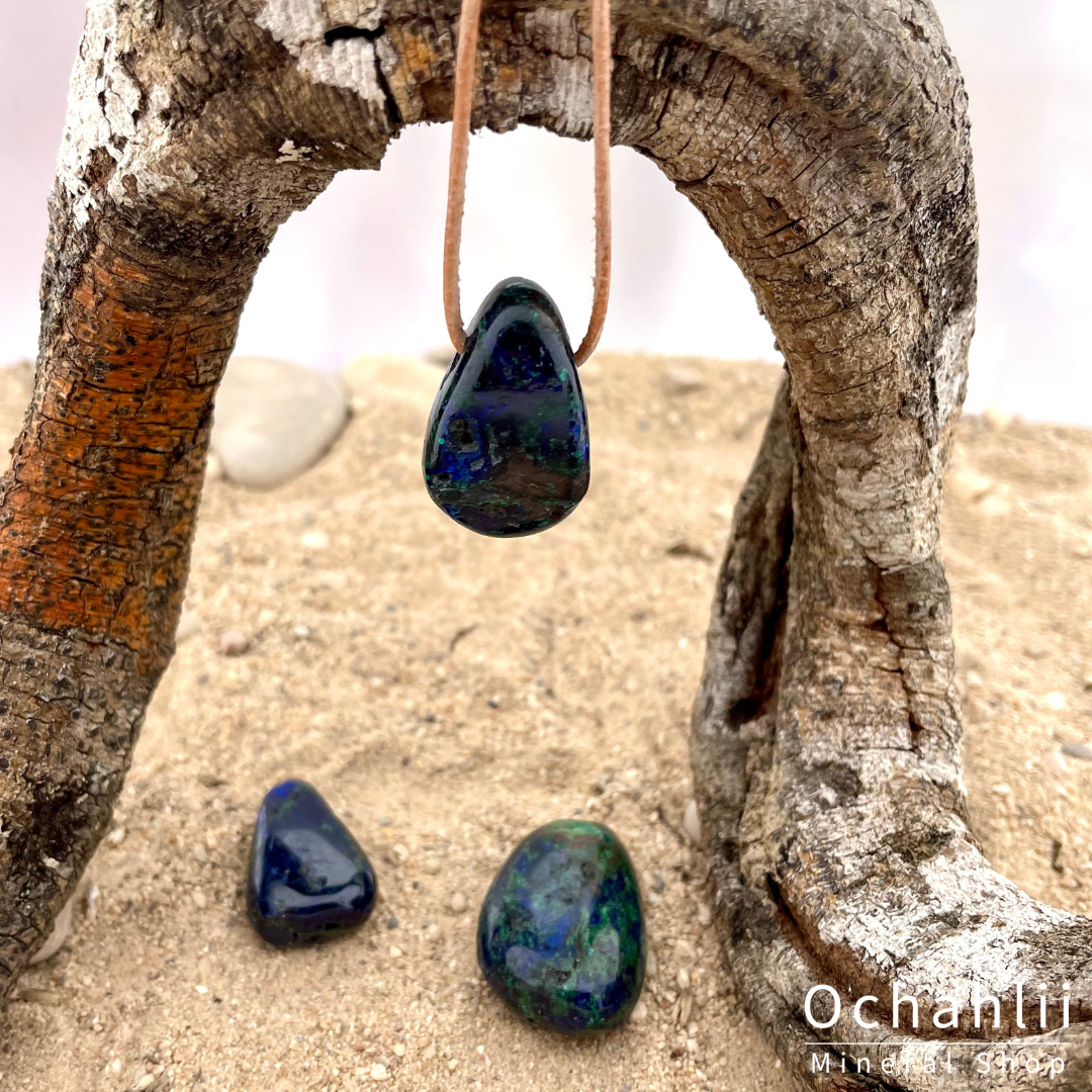 Azuriet doorboorde hanger