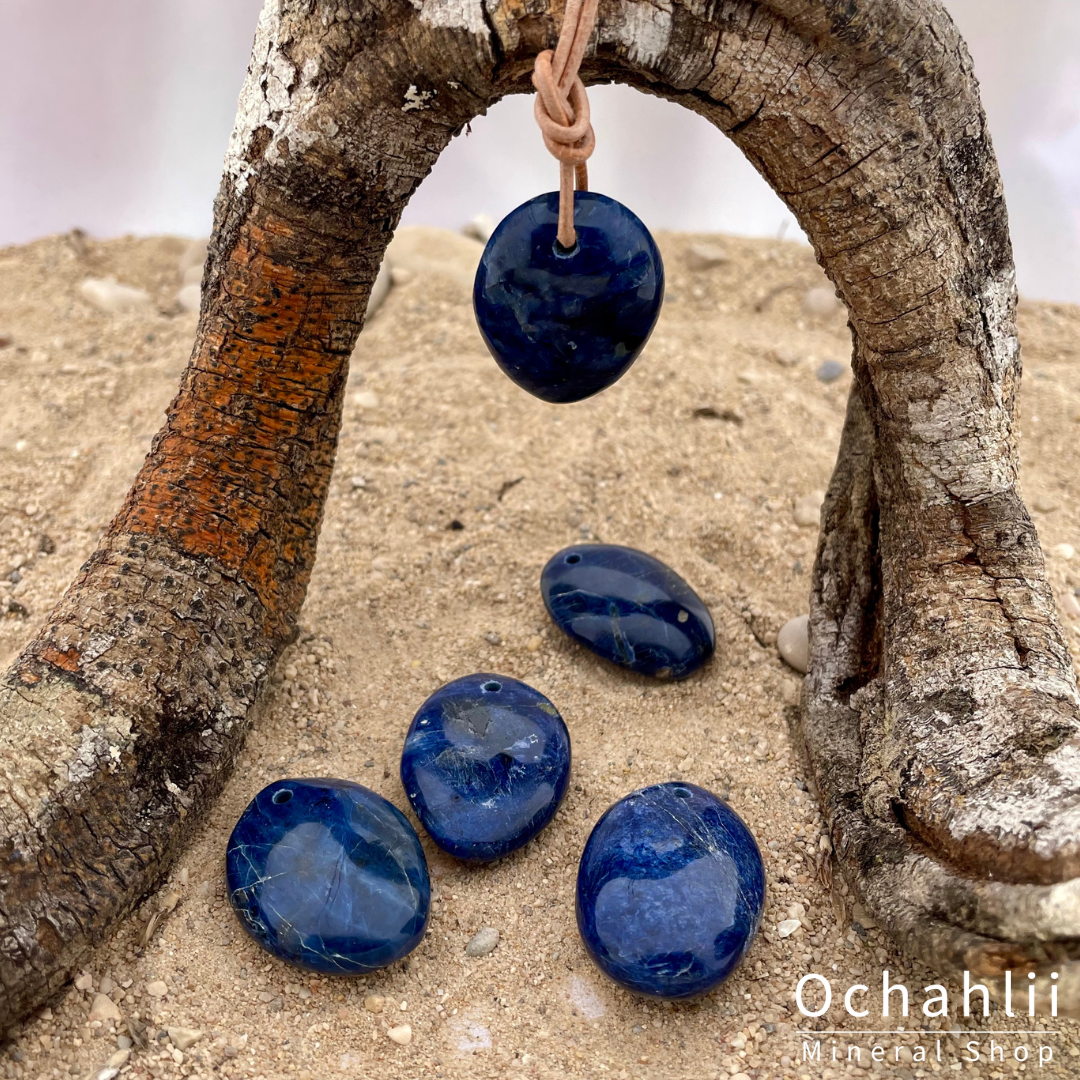 Dumortiriet doorboorde hanger