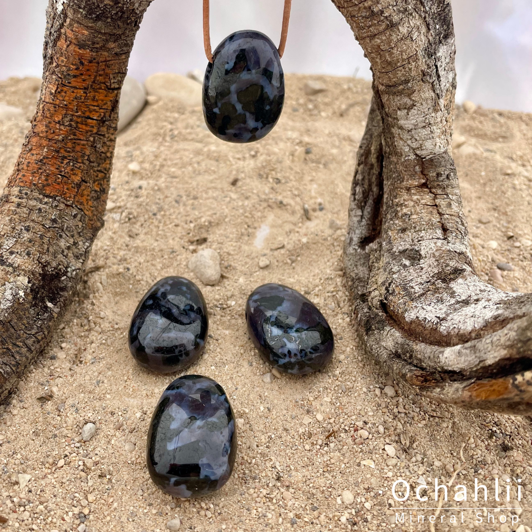 Colgante de gabbro perforado