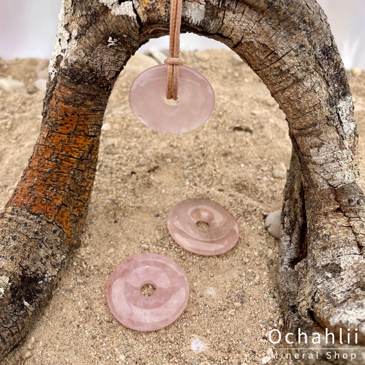 Colgante de cuarzo rosa perforado