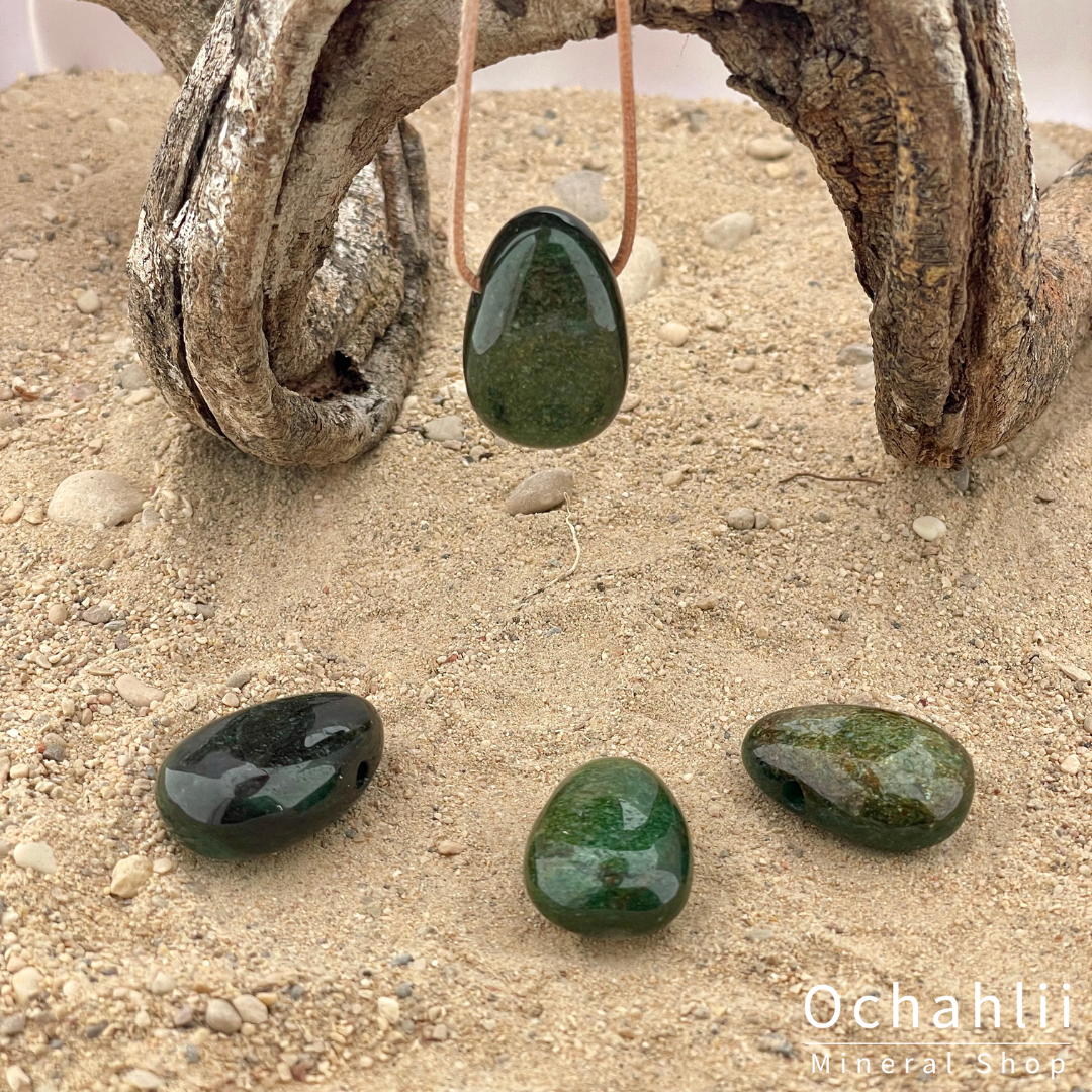 Colgante perforado de fucsita