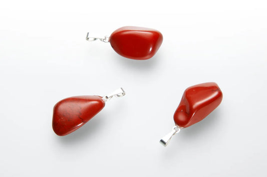 Pendentif en pierre roulée de jaspe rouge