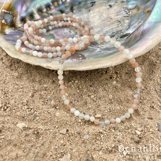 Moonstone white/salmon bracelet 4mm