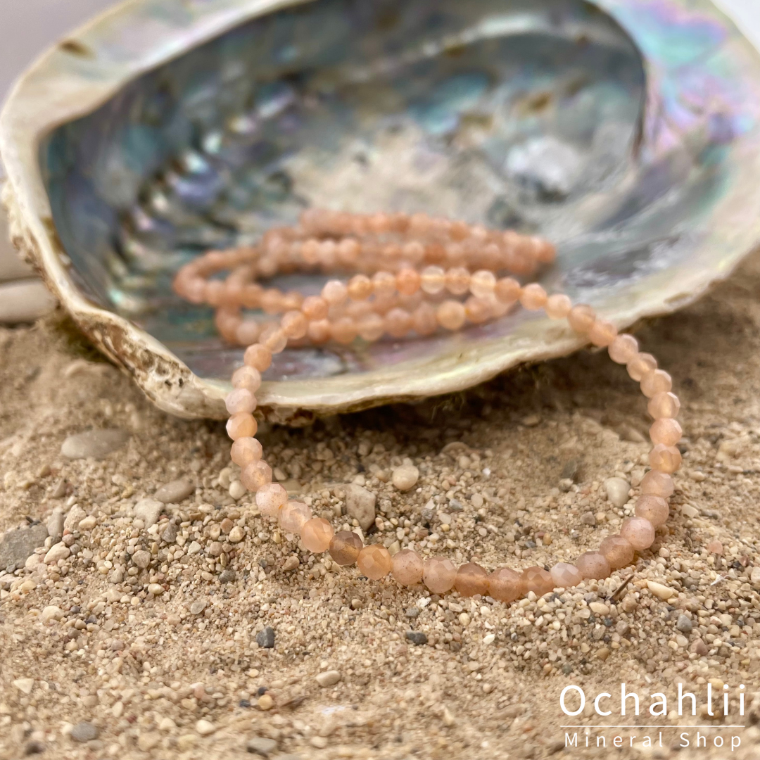 Moonstone salmon bracelet facet 4mm