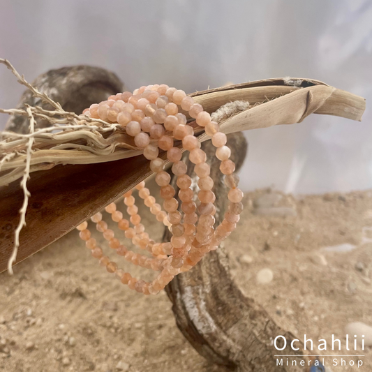 Moonstone salmon bracelet facet 4mm