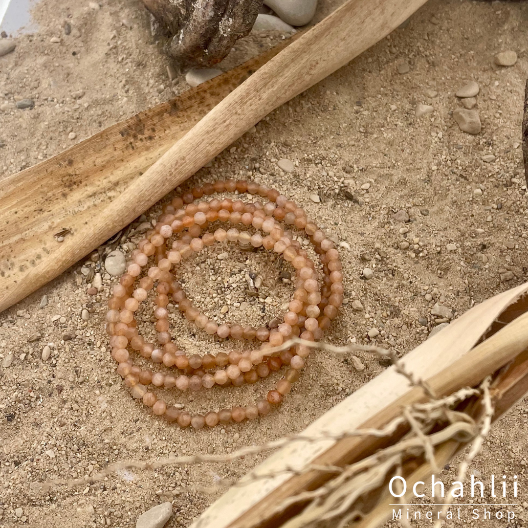 Moonstone salmon bracelet facet 4mm