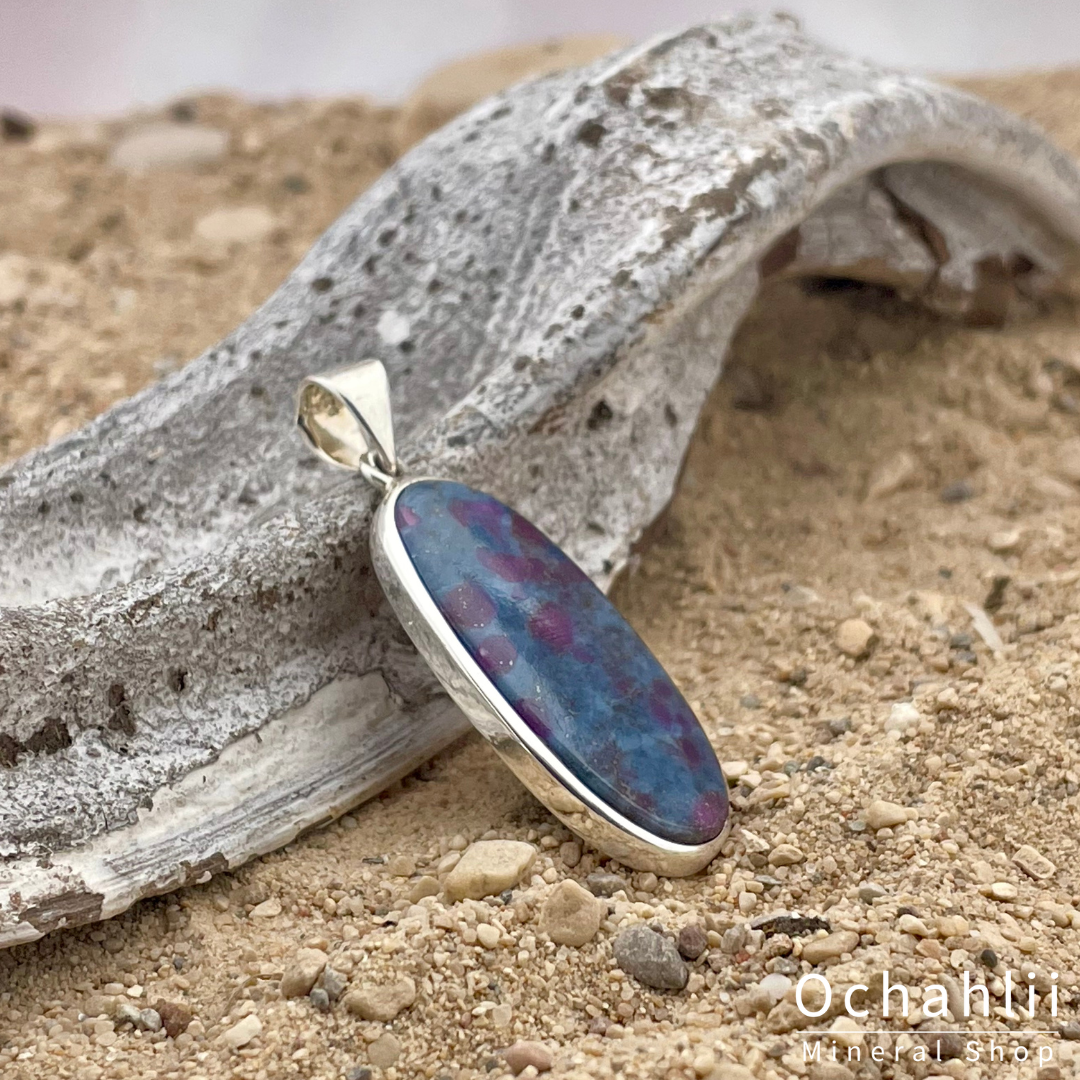 Rubí en distina colgante de plata