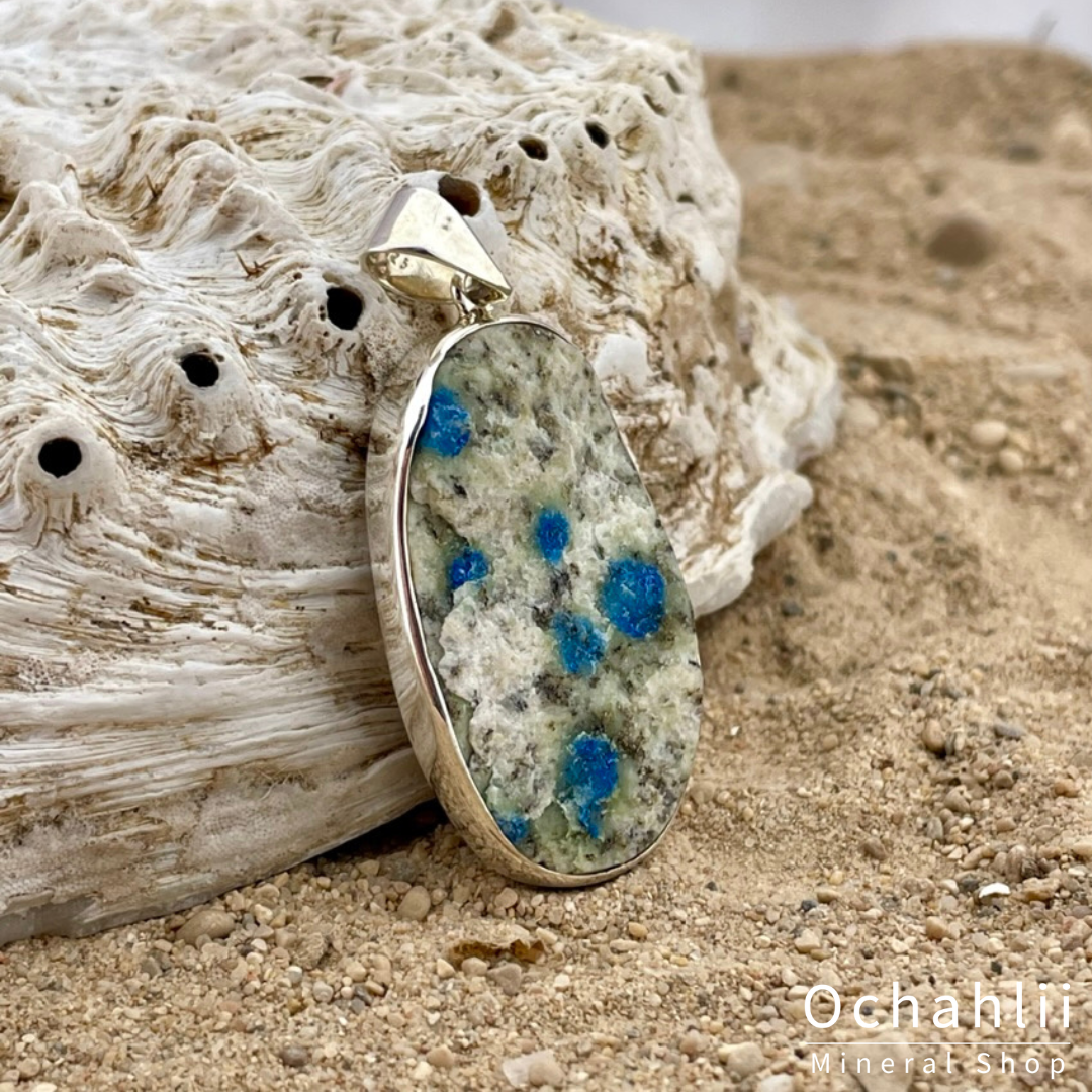 Pendentif en argent brut K2 (Azurite sur granit)