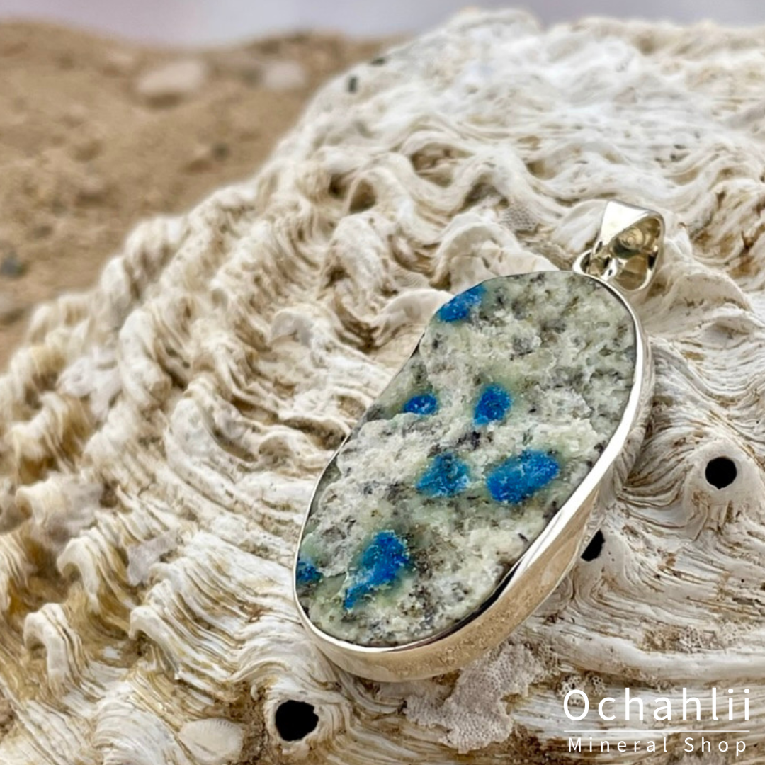 Pendentif en argent brut K2 (Azurite sur granit)