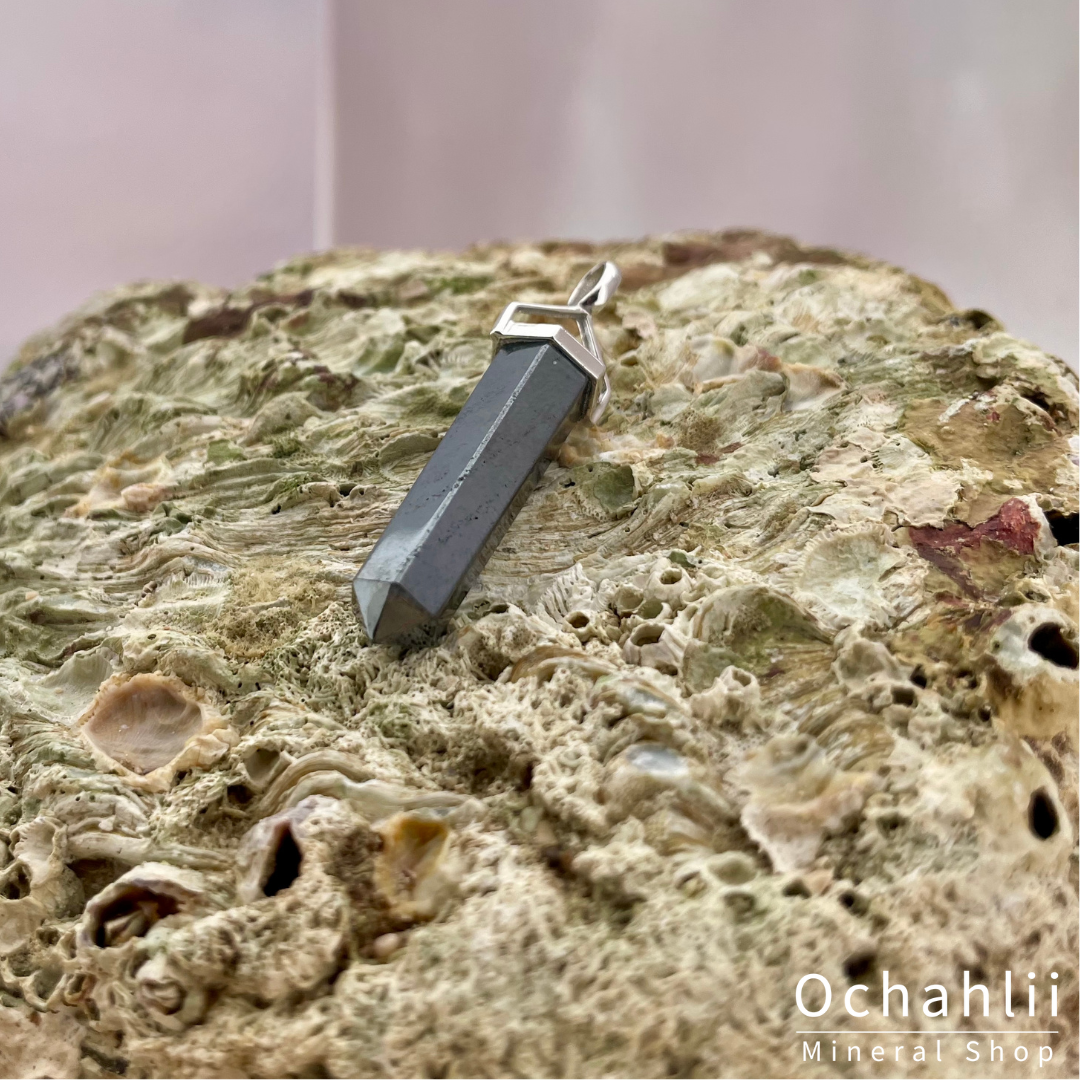 Colgante de hematites plateado