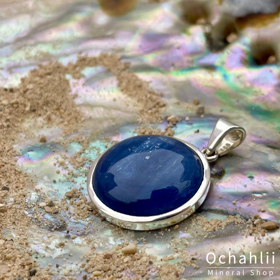 Colgante de cianita (cianita-distinta) plateado