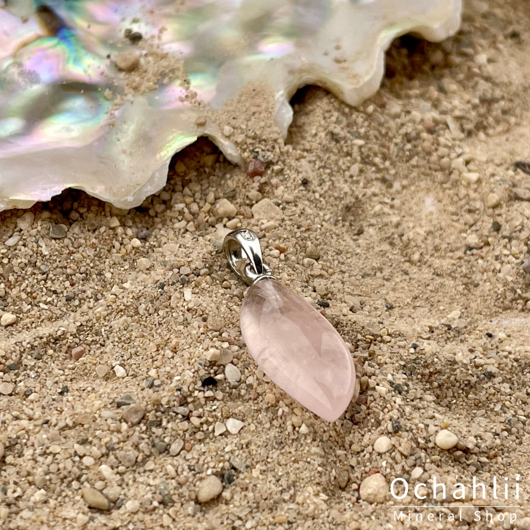 Rozekwarts zilveren hanger