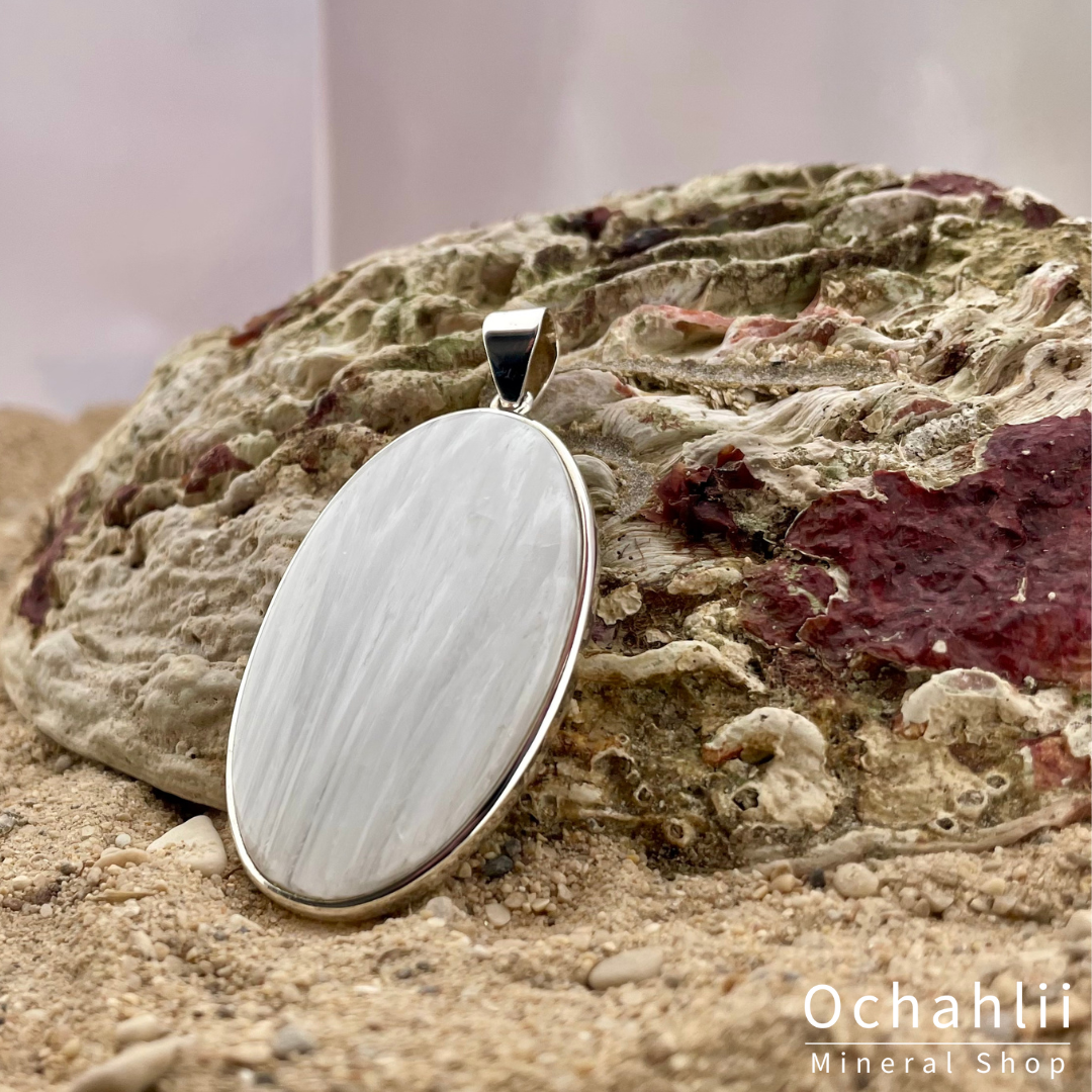 Scoleciet wit zilveren hanger