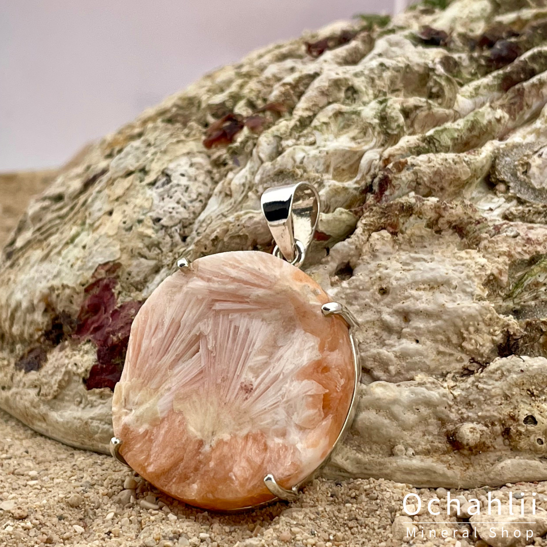 Colgante de plata rugosa con scolecita rosa