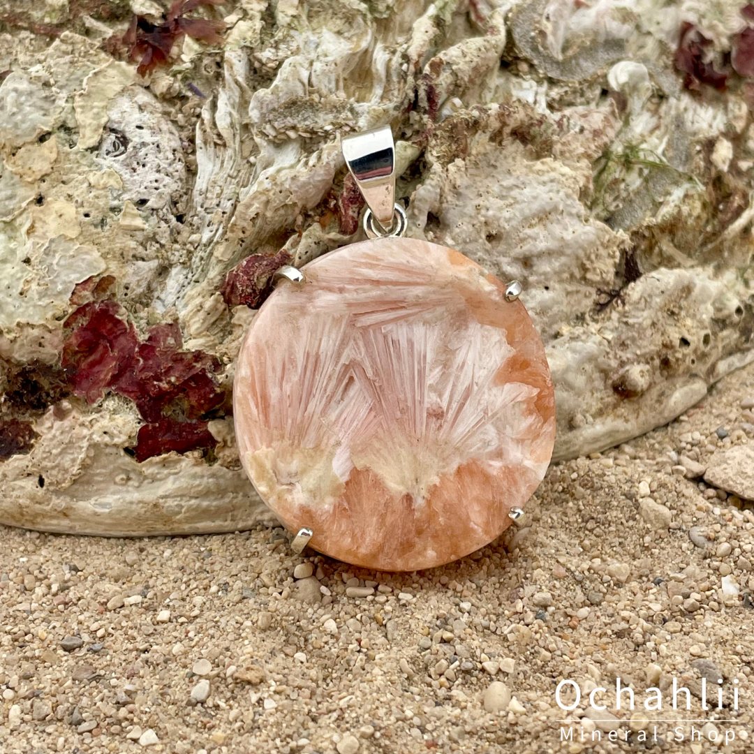 Colgante de plata rugosa con scolecita rosa